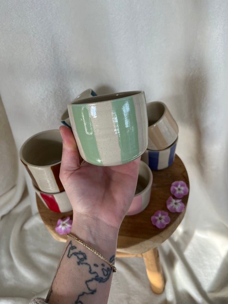 Tasses rayures colorées