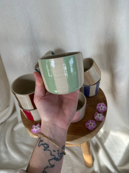 Tasses rayures colorées